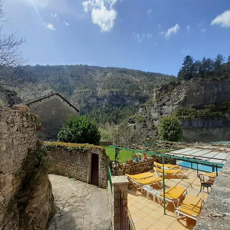 호텔 Logis Restaurant De La Cascade 2*