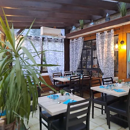 Logis Restaurant De La Cascade 호텔