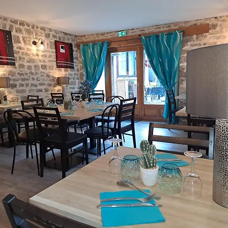호텔 Logis Restaurant De La Cascade 2*