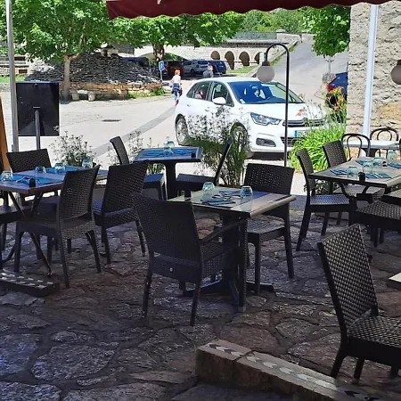 호텔 Logis Restaurant De La Cascade 2*