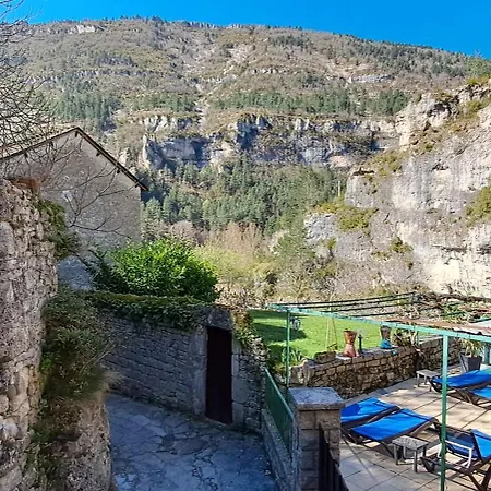 Logis Restaurant De La Cascade 호텔 2*
