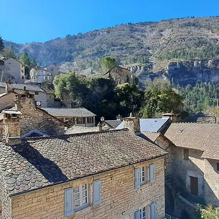 호텔 Logis Restaurant De La Cascade 2*