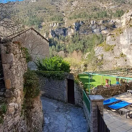 호텔 Logis Restaurant De La Cascade 2*