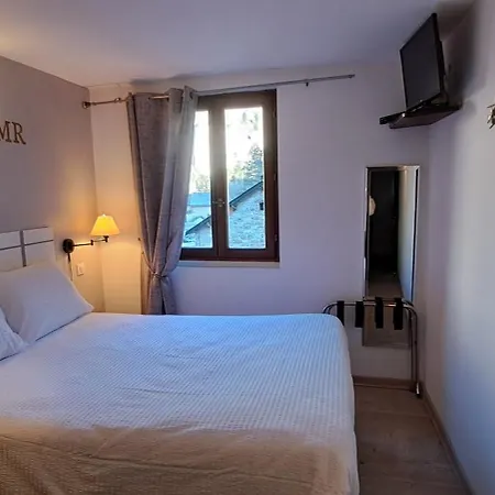 Logis Restaurant De La Cascade 호텔 2*