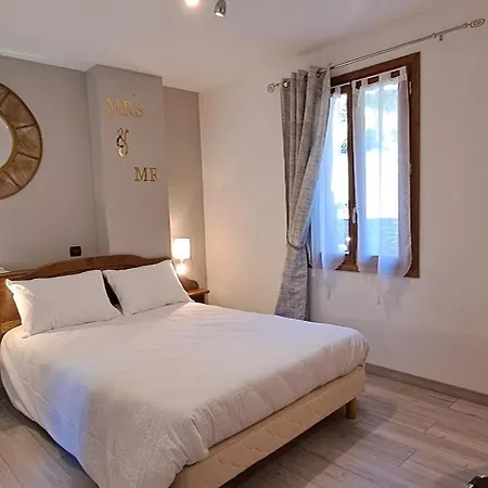 호텔 Logis Restaurant De La Cascade 2*