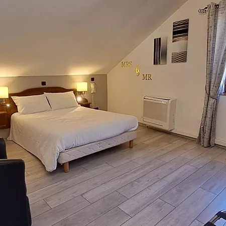 Logis Restaurant De La Cascade 호텔 2*