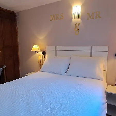 호텔 Logis Restaurant De La Cascade 2*
