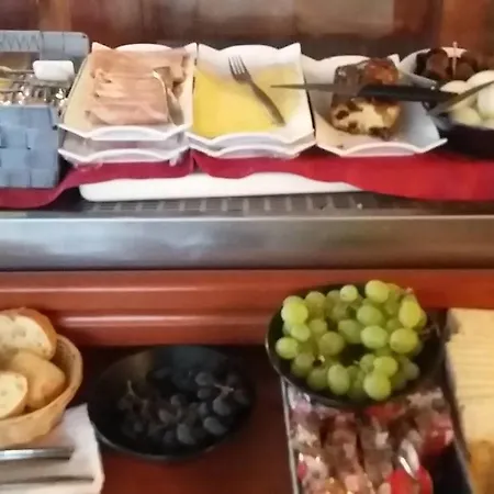 호텔 Logis Restaurant De La Cascade 2*