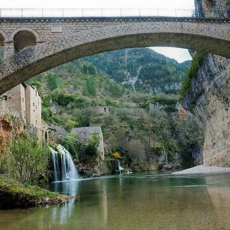 호텔 Logis Restaurant De La Cascade 2*