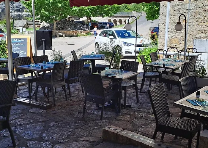 Hotel Logis Restaurant De La Cascade 2*